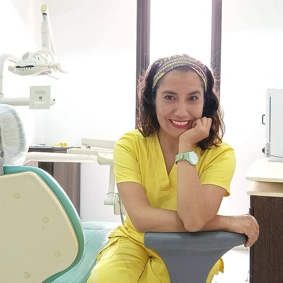 Dra. Gladys Altamirano, dentista periodoncista